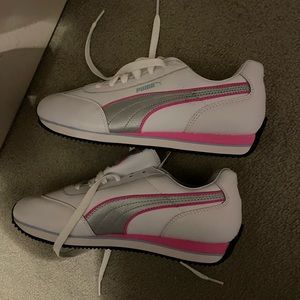 New pumas!! Never worn! Still have sticker on inside!